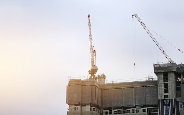 Bouw in aanbouw plaats bij avondzonlicht.