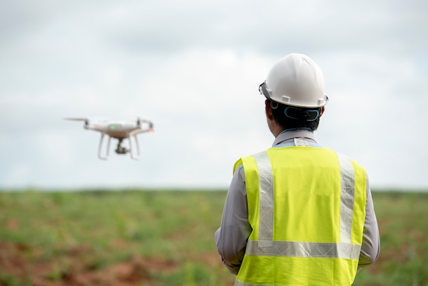 Bouw ingenieur controle drone survey land voor vastgoedontwikkeling