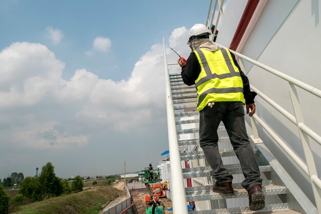 Bouw ingenieur lopen stappen