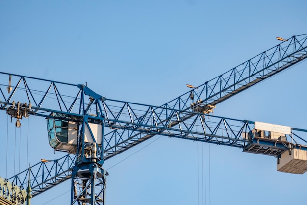 Bouw kraan frame gebouw tegen de hemel b