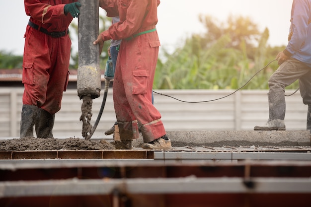 Bouw mannen werknemer controle boom beton