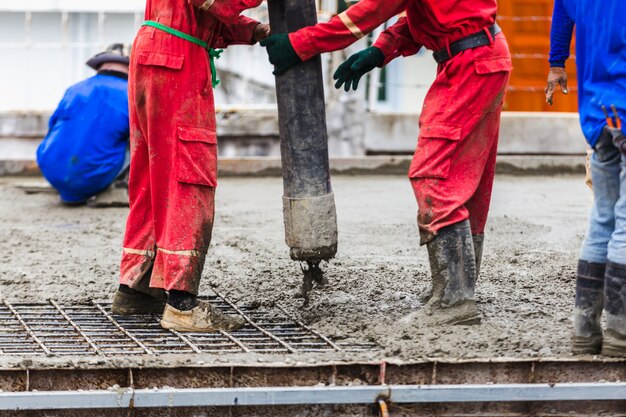 Bouw mannen werknemer controle boom beton