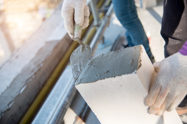 bouw mason worker metselaar installeren calcium silicaat baksteen