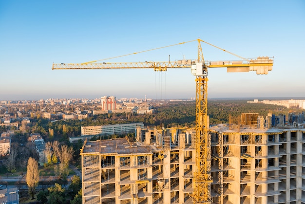 Bouw met kranen op industriële bouwplaats