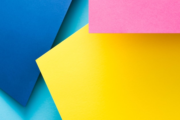 Bouw papier collage achtergrond abstracte geometrische lagen geel blauw en roze kleur lege ruimte concept