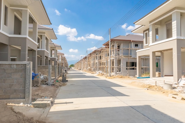Bouw residentieel nieuw huis in uitvoering op bouwplaats woonwijk ontwikkeling