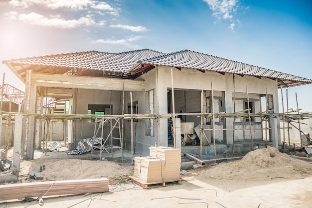 Bouw residentieel nieuw huis in uitvoering op bouwplaats