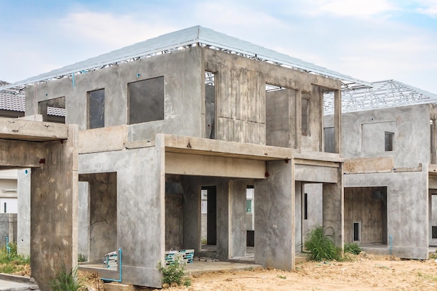 Bouw residentieel nieuw huis met prefabricagesysteem aan de gang op de bouwplaats