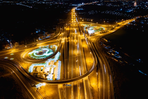 bouw snelwegverbindingen voor transport en logistiek &#39;s nachts