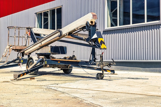 Bouw telescopische toren of werkplatform voor mensen om op hoogte te werken Krachtig werkplatform om bouwvakkers op te tillen