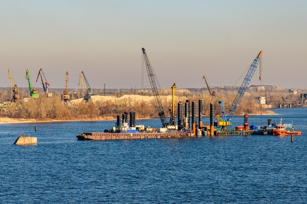 Foto bouw van de nieuwe brug over de rivier de dnieper in kremenchuk, oekraïne