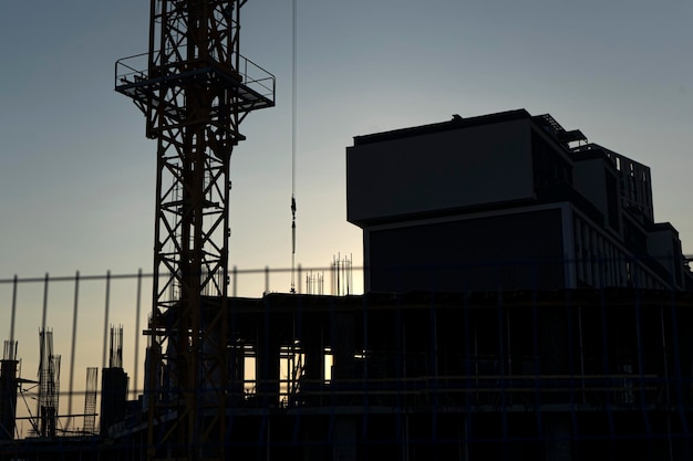 Bouw van een gebouw met meerdere verdiepingen met behulp van een kraan en beton