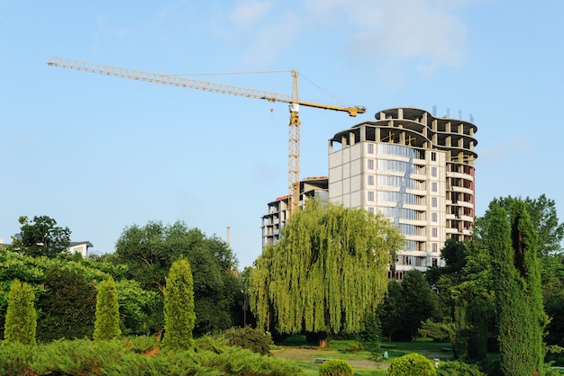 Foto bouw van een gebouw met meerdere verdiepingen op een schilderachtige locatie.