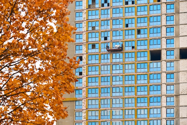 Bouw van een hoogbouw in de stad in de herfst