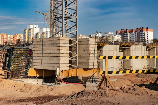 Bouw van een monolithisch huis van gewapend beton. Moderne bouwtechnologieën. Monolithisch gewapend betonnen rooster.