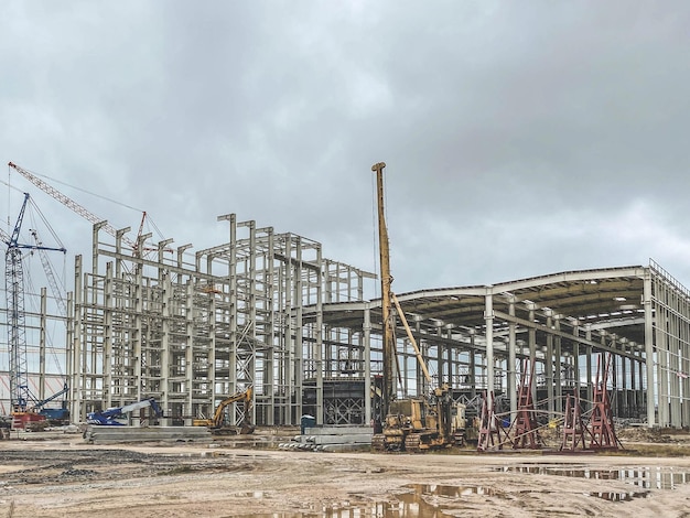 Bouw van een nieuw complex bij de fabriek metalen constructies voor de constructie van de fundering