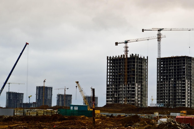 Bouw van een nieuw microdistrict met hoge huizen nieuwe gebouwen met ontwikkelde infrastructuur