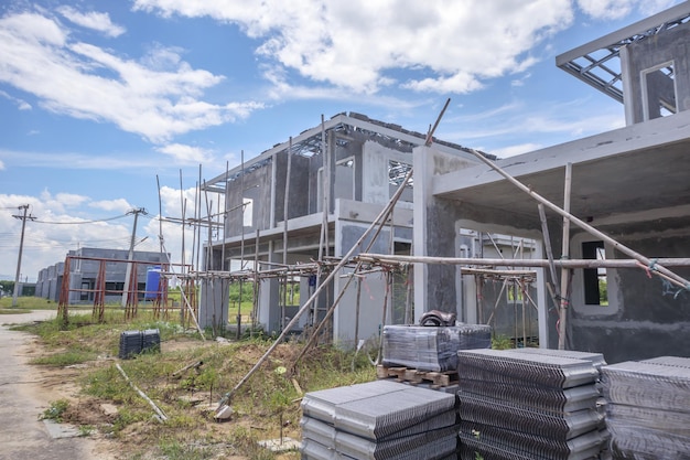 Foto bouw van een nieuw woning met een voorgefabriceerd systeem op de bouwplaats