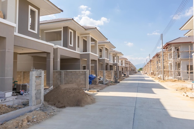 Bouw van een nieuw woonhuis op een bouwplaats voor de ontwikkeling van een woonwijk