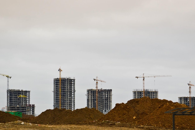 Bouw van een nieuwe microwijk met hoge woningen, nieuwe gebouwen met ontwikkelde