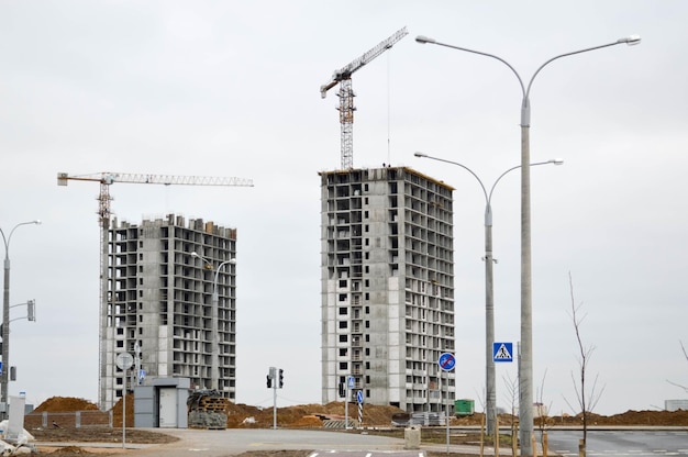 Bouw van een nieuwe microwijk met hoge woningen, nieuwe gebouwen met ontwikkelde