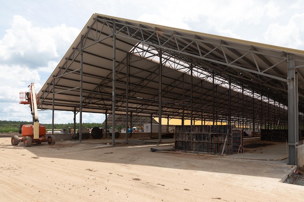 Bouw van een nieuwe tent moderne koeienboerderij met metalen constructies