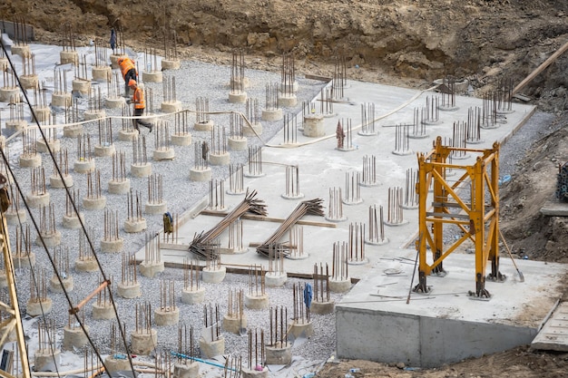 Bouw van een ondergrondse voetgangersovergang. Voorbereidende werkzaamheden voor het betonnen en gieten van de bekisting. Voettunnel en ondergrondse doorgang.