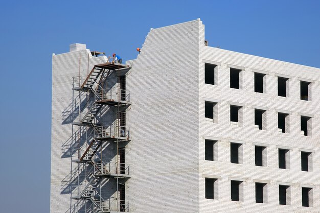 Foto bouw van een wit bakstenen woongebouw