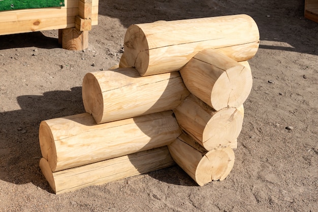 Bouw van het houten huis uit ronde stammen. Blockhouse logs voorbeeld