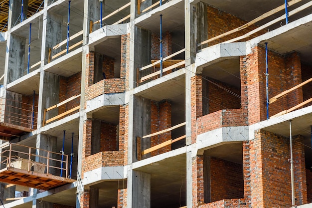 Bouw van het nieuwe moderne woongebouw