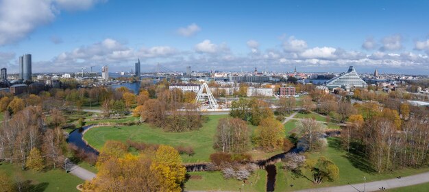 Bouw van het waarnemingswiel in Riga, Letland