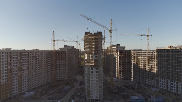 Bouw van hoogbouw met meerdere appartementen bouwplaats meerdere torenkranen paneelhuizen met meerdere verdiepingen meerdere kranen