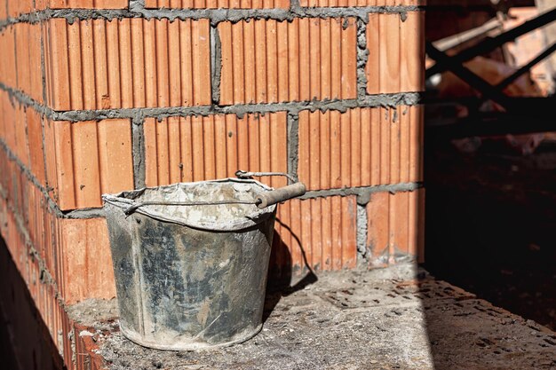 Bouw van keramische bakstenen muren keramoblock holle baksteen bouw van een huis van rode baksteen close-up materiaal voor de constructie van muren en scheidingswanden