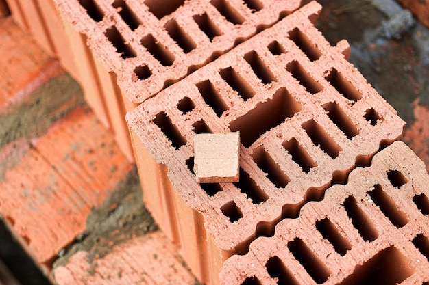 Bouw van keramische bakstenen muren Keramoblock Holle baksteen Bouw van een huis van rode baksteen Close-up Materiaal voor de constructie van muren en scheidingswanden