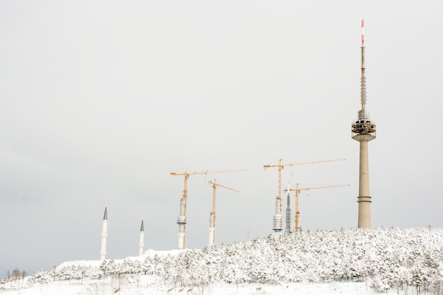 Bouw van moskee-minaretten in de winter