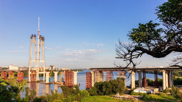 Bouw van nieuwe bruggen over de rivier de dnjepr in zaporozhye. oekraïne. stad landschap.