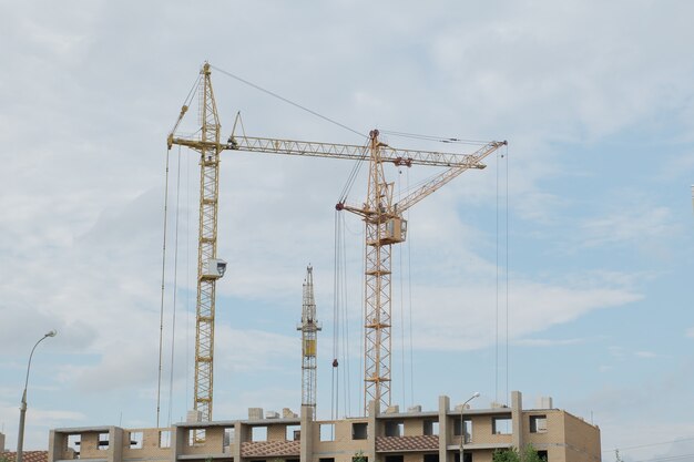 Bouw van nieuwe hoge gebouwen met bouwkranen.