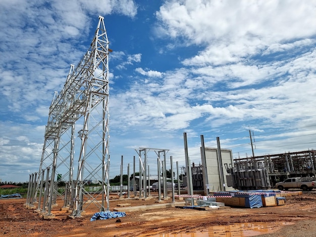 Bouw van onderstation Stalen structuur van hoogspanningsstarttoren in de schakelwerf