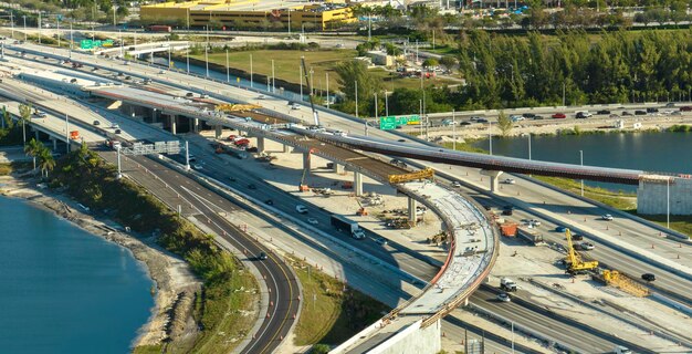 Foto bouw van wegen aan de amerikaanse vervoersinfrastructuur renovatie van de snelweg met bewegend verkeer in miami florida ontwikkeling van het concept van interstate vervoer