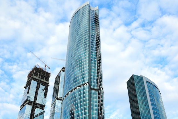 Bouw van wolkenkrabbers van glas, staal en beton van een complex van het zakencentrum