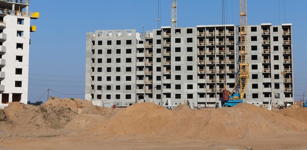 Bouw van woongebouwen met een groot aantal verdiepingen en woonappartementen