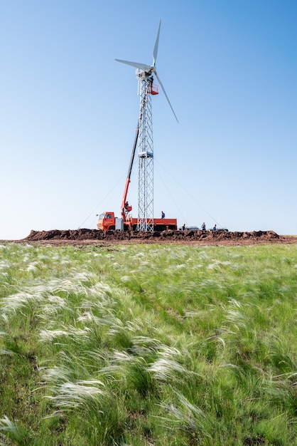 Bouw windenergiecentrale Installatiewerkzaamheden met behulp van hoogwerker