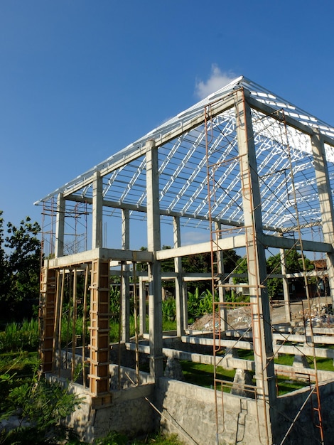 bouwconstructie met behulp van zacht staal en gegoten cement. onvoltooide gebouwen in de tropen.