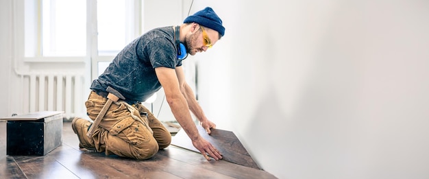 Bouwer aan het werk De arbeider maakt reparaties