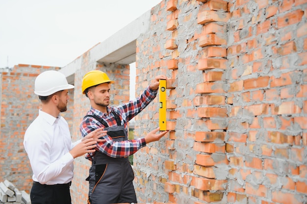 Bouwer en ingenieur op bouwplaats