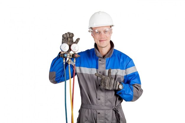 Bouwer, installateur van ventilatie met gereedschap in handen