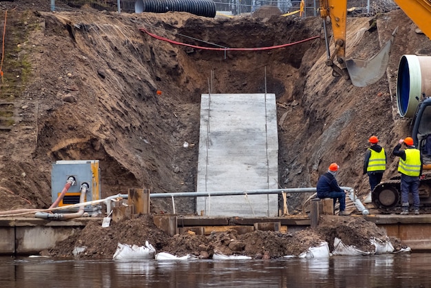 Bouwers die aan bouwfundering werken