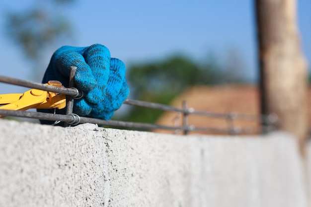 Bouwers maken betonnen lateien. klaar om een bakstenen muur te bouwen