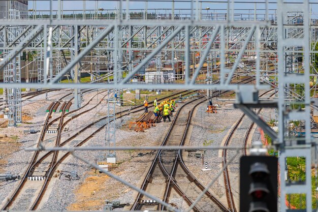 Bouwers van het treinstation arbeiders die de rails leggen Bouw van het station