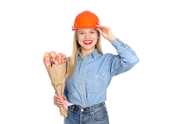 Bouwersvrouw met boeket dat op witte achtergrond wordt geïsoleerd